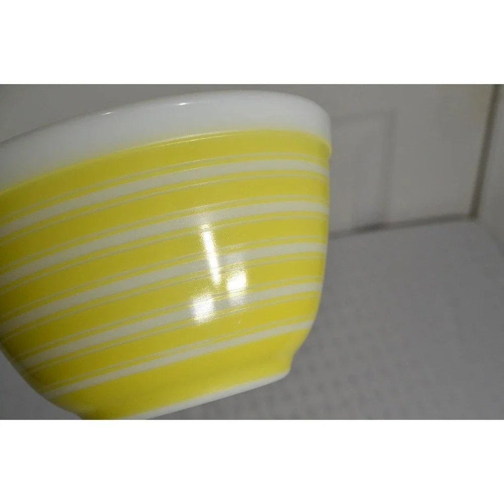 Vintage Pyrex Yellow Stripes Mixing Bowl #401,  1  & 1/2 Pint  GREAT CONDITION